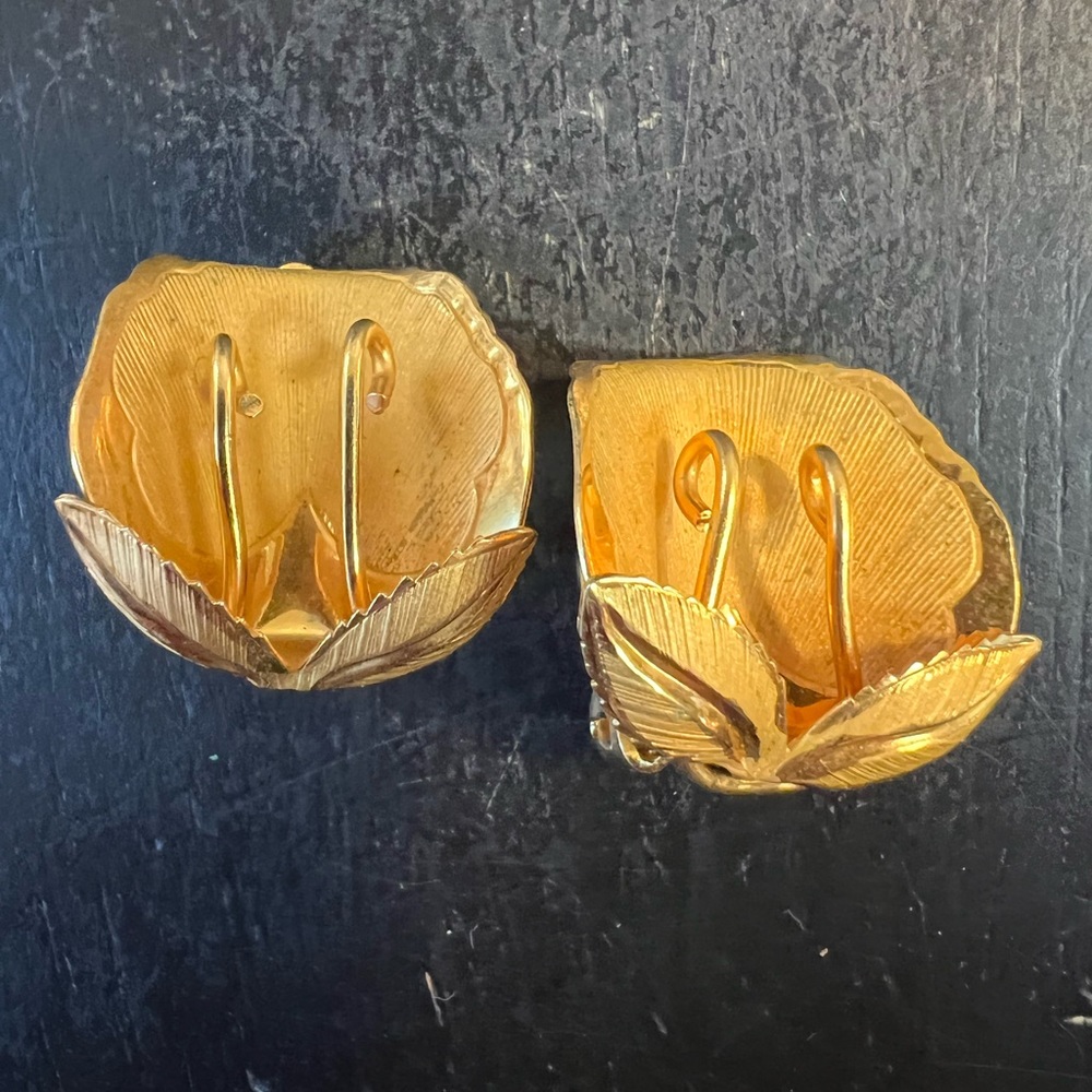 ONE PRE-OWNED PAIR OF 1” GOLDTONE FLOWER CLIP ON EARRINGS CTM2